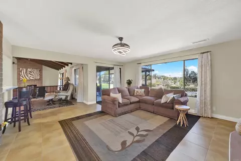 Living - 4057 Ladera Vis, Fallbrook, CA 92028 photo 4 of 10
