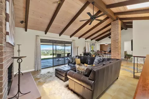 Living - 4057 Ladera Vis, Fallbrook, CA 92028 photo 3 of 10