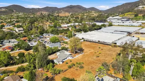 View/Area - 1045 Warmlands Ave, Vista, CA 92084 photo 2 of 9
