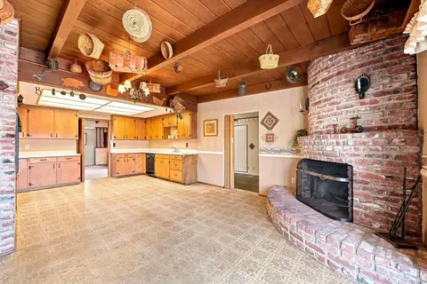 Kitchen - 1045 Warmlands Ave, Vista, CA 92084 photo 6 of 6