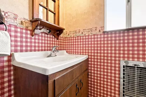 Bath - 1045 Warmlands Ave, Vista, CA 92084 photo 5 of 5