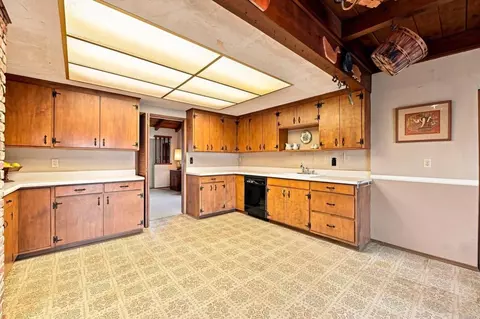 Kitchen - 1045 Warmlands Ave, Vista, CA 92084 photo 4 of 6