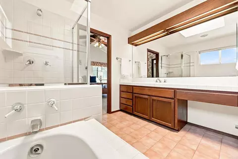 Bath - 1045 Warmlands Ave, Vista, CA 92084 photo 3 of 5