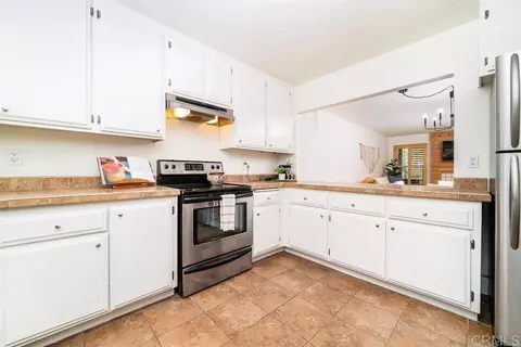 Kitchen - 4129 Cyprus Island Ct, Fallbrook, CA 92028 photo 4 of 5