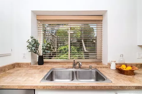 Kitchen - 4129 Cyprus Island Ct, Fallbrook, CA 92028 photo 5 of 5