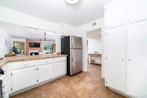 Kitchen - 4129 Cyprus Island Ct, Fallbrook, CA 92028 photo 2 of 5
