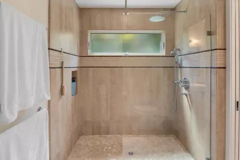Bath - 2521 Ardath Ct, La Jolla, CA 92037 photo 3 of 6