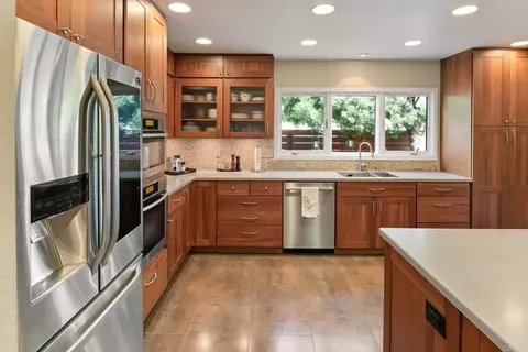 Kitchen - 2521 Ardath Ct, La Jolla, CA 92037 photo 5 of 9