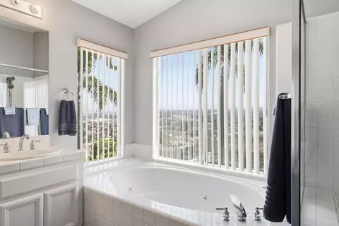 Bath - 5205 Palmera Dr, Oceanside, CA 92056 photo 3 of 5