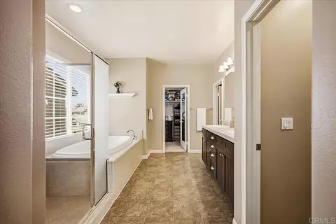 Bath - 32293 Copper Crest Ln, Temecula, CA 92592 photo 3 of 5