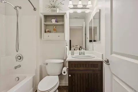 Bath - 32293 Copper Crest Ln, Temecula, CA 92592 photo 2 of 5