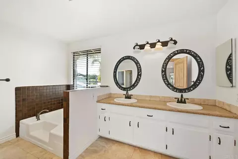 Bath - 1820 Elevado Rd, Vista, CA 92084 photo 2 of 4