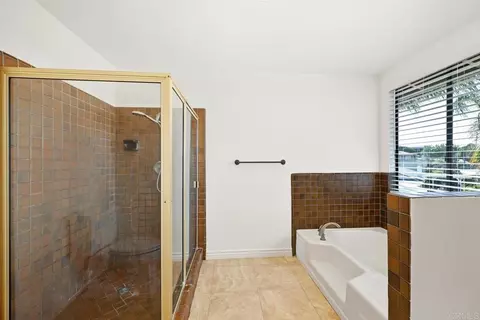 Bath - 1820 Elevado Rd, Vista, CA 92084 photo 3 of 4