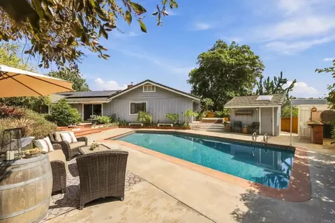 Exterior - 919 Valley Dr, Vista, CA 92084 photo 7 of 19