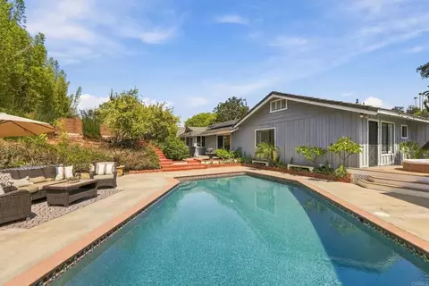 Exterior - 919 Valley Dr, Vista, CA 92084 photo 6 of 19