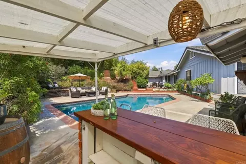 Exterior - 919 Valley Dr, Vista, CA 92084 photo 5 of 19