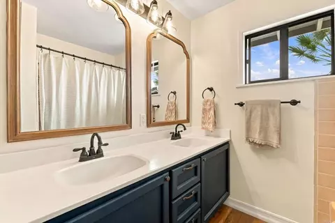 Bath - 919 Valley Dr, Vista, CA 92084 photo 4 of 5