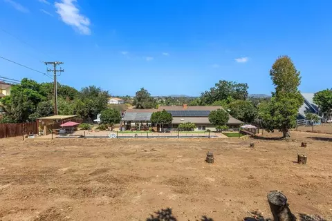 Exterior - 1905 Green Vista Ln, Fallbrook, CA 92028 photo 6 of 10