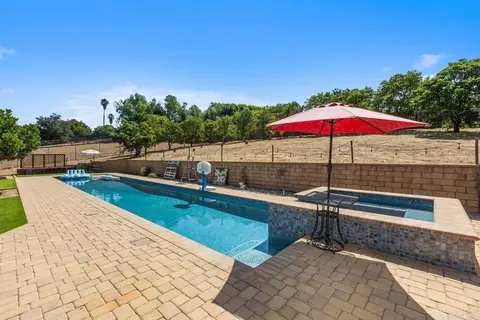 Exterior - 1905 Green Vista Ln, Fallbrook, CA 92028 photo 3 of 10