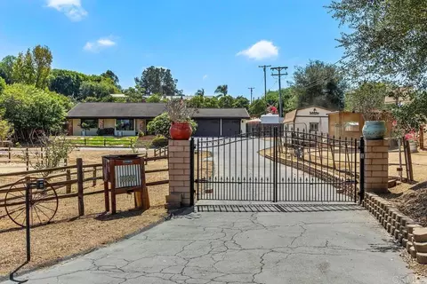 Exterior - 1905 Green Vista Ln, Fallbrook, CA 92028 photo 9 of 10
