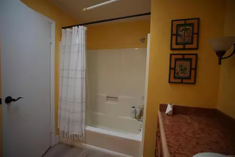 Bath - 3730 Silverleaf Ln, Vista, CA 92084 photo 5 of 9