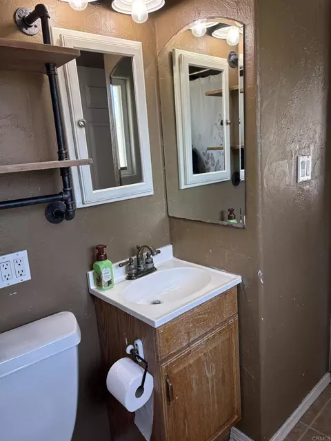 Bath - 946 Rose, Vista, CA 92083 photo 3 of 3