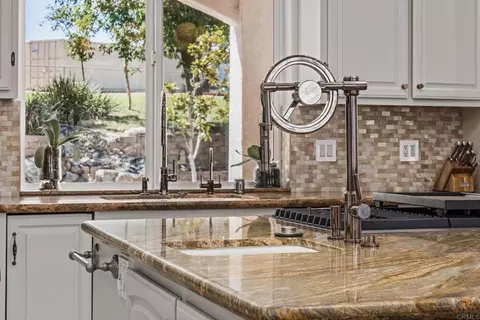 Kitchen - 563 Pile St, Ramona, CA 92065 photo 5 of 9