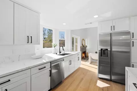 Kitchen - 1433 El Cielo Ln, Escondido, CA 92026 photo 3 of 4
