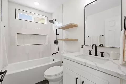 Bath - 1433 El Cielo Ln, Escondido, CA 92026 photo 1 of 4