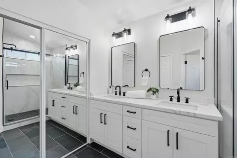 Bath - 1433 El Cielo Ln, Escondido, CA 92026 photo 3 of 4