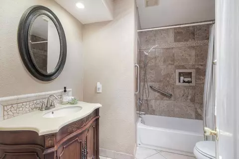 Bath - 1461 Boyle Ave, Escondido, CA 92027 photo 1 of 1