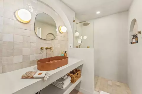 Bath - 5215 Shadow Mountain Rd, Joshua Tree, CA 92252 photo 2 of 10