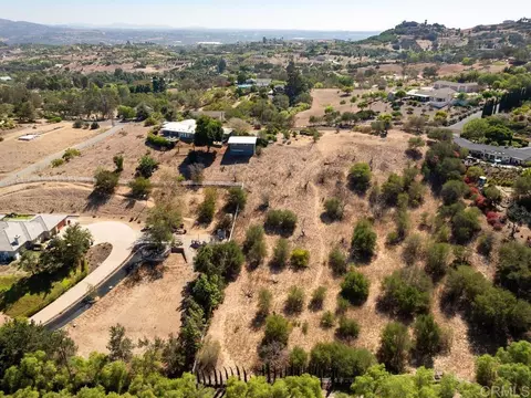 View/Area - 4880 San Jacinto Cir E, Fallbrook, CA 92028 photo 7 of 11