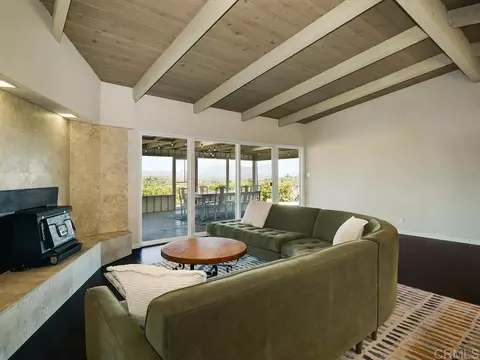 Living - 4880 San Jacinto Cir E, Fallbrook, CA 92028 photo 2 of 4