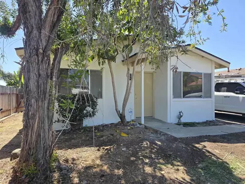 841 Arcadia Ave, Vista, CA 92084 photo 2