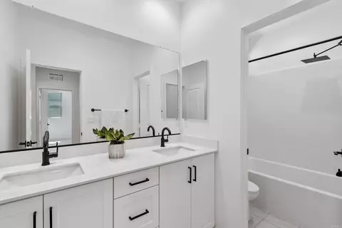 Bath - 32789 Tannat Dr, Temecula, CA 92591 photo 3 of 4