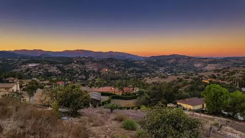 2437 Gracey Ln, Fallbrook, CA 92028 photo 2