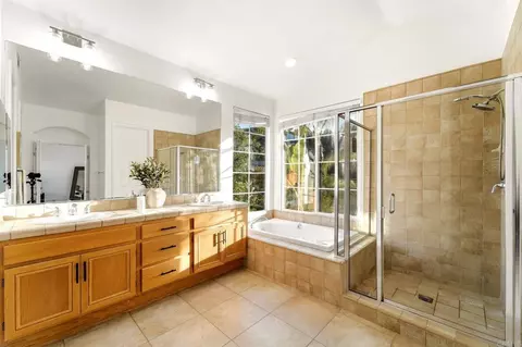 Bath - 2602 Canyon Crest Dr, Escondido, CA 92027 photo 3 of 5
