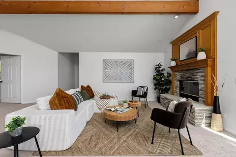 Living - 2286 Crest Hill Ln, Fallbrook, CA 92028 photo 3 of 4
