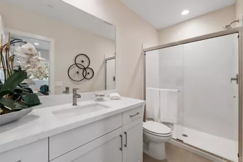 Bath - 105 Kimberwick Ct, Burbank, CA 91506 photo 4 of 5