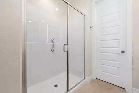 Bath - 105 Kimberwick Ct, Burbank, CA 91506 photo 2 of 5