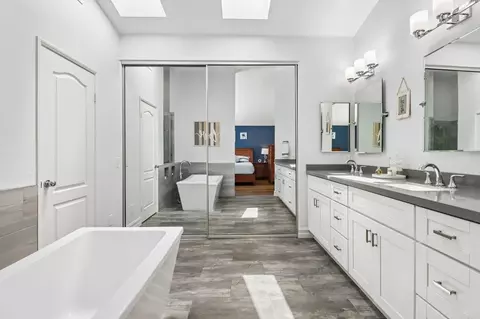 Bath - 1789 Pinnacle Ct, Vista, CA 92081 photo 2 of 7