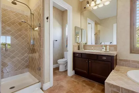 Bath - 1645 Loch Ness Dr, Fallbrook, CA 92028 photo 3 of 7