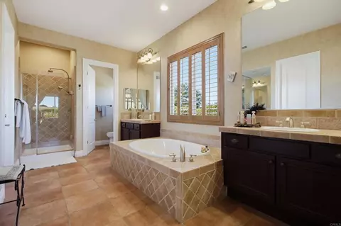 Bath - 1645 Loch Ness Dr, Fallbrook, CA 92028 photo 2 of 7