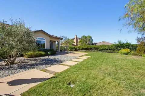 Exterior - 1645 Loch Ness Dr, Fallbrook, CA 92028 photo 10 of 16