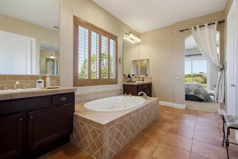 Bath - 1645 Loch Ness Dr, Fallbrook, CA 92028 photo 1 of 7