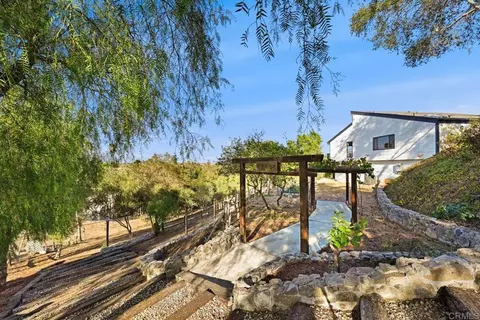 Exterior - 335 Morro Hills Rd, Fallbrook, CA 92028 photo 2 of 11