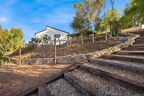 Exterior - 335 Morro Hills Rd, Fallbrook, CA 92028 photo 5 of 11