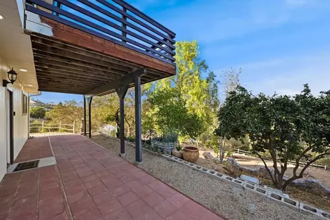 Exterior - 335 Morro Hills Rd, Fallbrook, CA 92028 photo 6 of 11