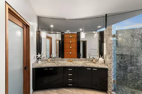 Bath - 12911 Via Grimaldi, Del Mar, CA 92014 photo 3 of 6
